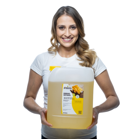 „Lächelnde Frau in weißem T-Shirt hält einen 10-Liter-Kanister mit Premium-Frittieröl, gekennzeichnet für die professionelle Gastronomie.“
